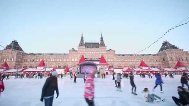 Mensen rijden op de schaats — Stockvideo