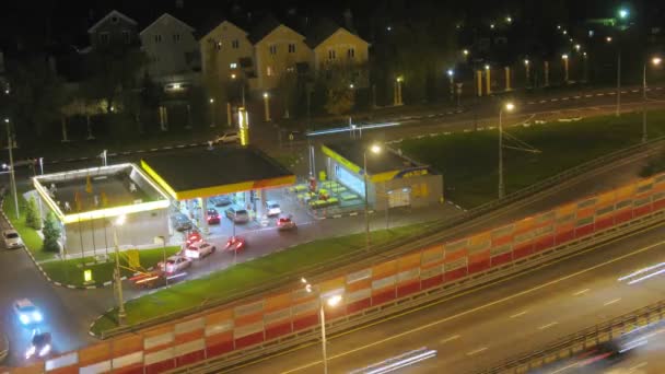 Gasolinera cerca de puente — Vídeos de Stock