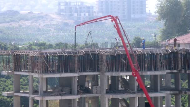 İşçi evi çerçevesinde doldurur — Stok video