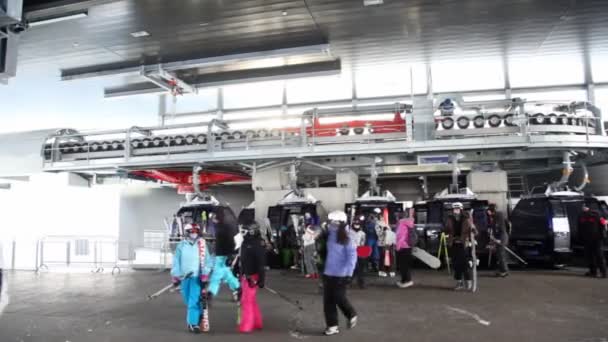 Os esquiadores deixam cabines de corda — Vídeo de Stock
