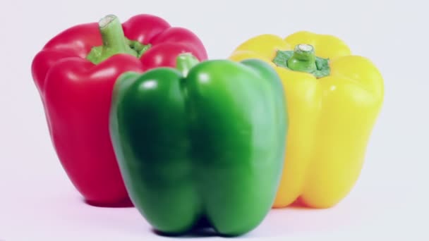 Drie gekleurde pepers — Stockvideo