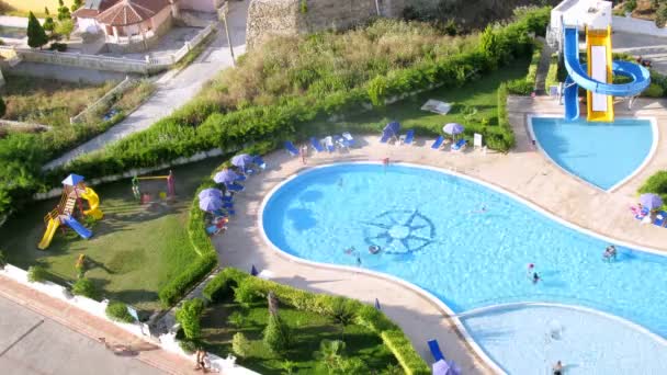 Parque infantil para crianças perto de piscinas — Vídeo de Stock