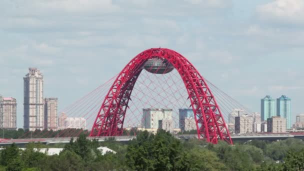 Tráfego na ponte de Zhivopisny — Vídeo de Stock