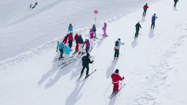 Mensen rijden ski door sneeuw helling — Stockvideo