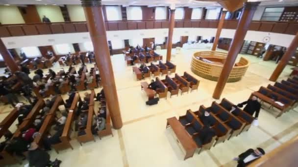 Journalisten und Kirchgänger in der Moskauer Synagoge — Stockvideo