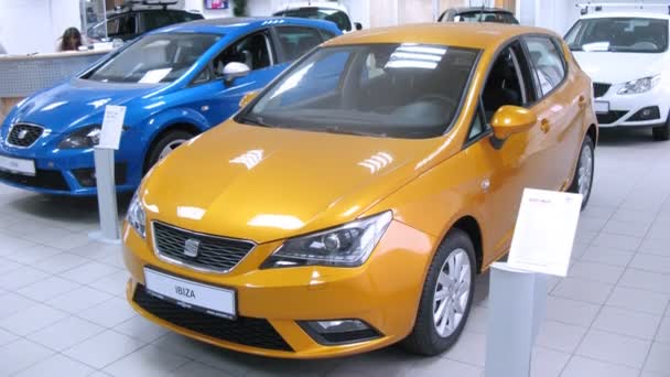 Car Seat Ibiza staat in Autosalon — Stockvideo