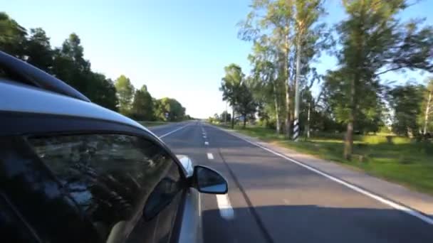 Carro prateado na estrada — Vídeo de Stock