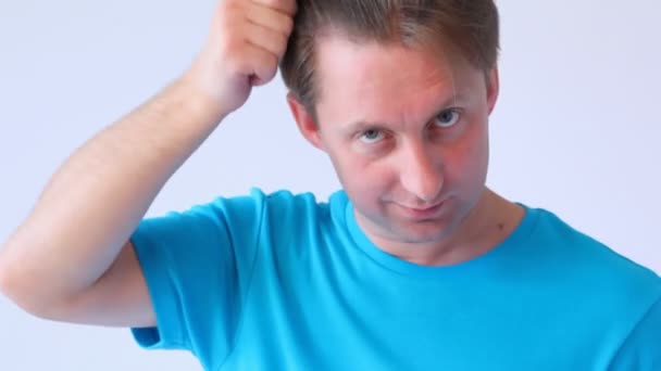 Homem penteia o cabelo — Vídeo de Stock