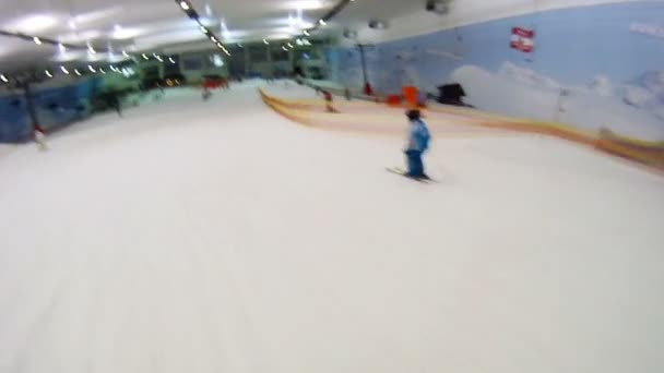 Мальчик на склоне горы на лыжах — стоковое видео