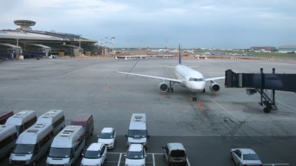 Самолет стоит в аэропорту — стоковое видео