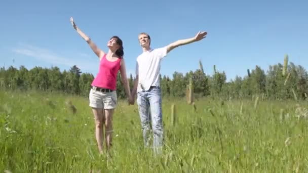 Guy with girl hold hands — Stock Video