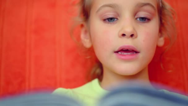 Kleines Mädchen liest Silben aus Buch — Stockvideo