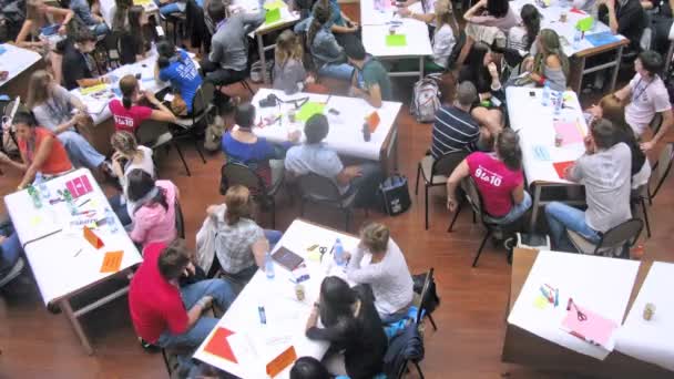Öğrenciler gençlik sesli konferansa katılmak — Stok video