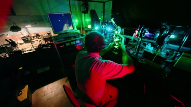Engenheiro ajusta microscópio e relógios em exibição — Vídeo de Stock