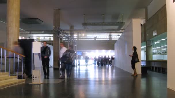 Les gens vont dans le hall de la maison centrale du peintre — Video