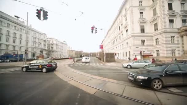 Pohyb přes křižovatku na ulicích — Stock video