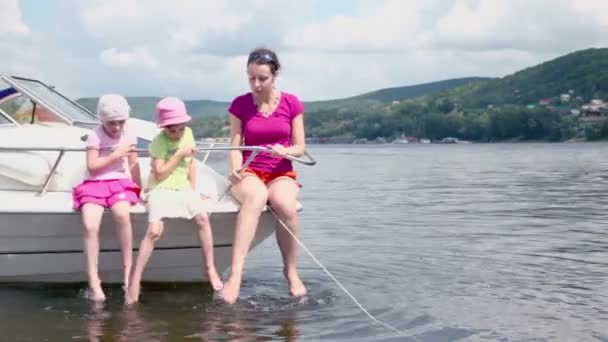 Mujer con niños sentarse en barco — Vídeo de stock