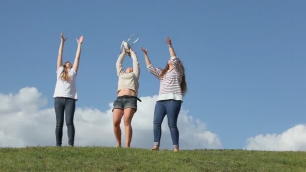 Tres chicas tiran bolsas — Vídeo de stock
