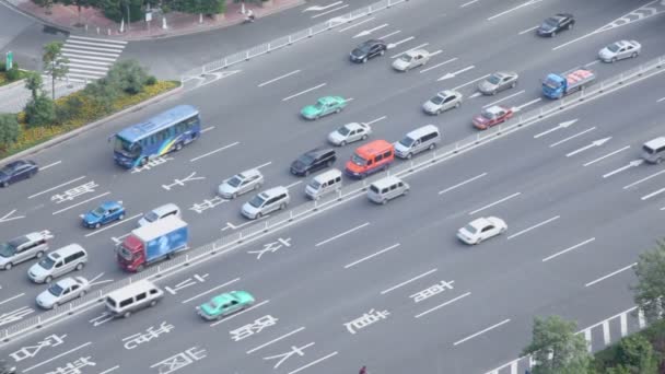 Ruchu drogowym z samochodów osobowych i autobusów — Wideo stockowe