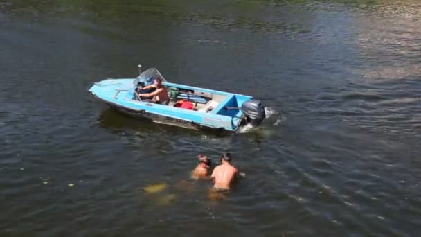 Motorboot mit Männern — Stockvideo