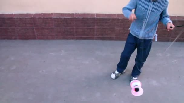 Jongen speelt met diabolo speelgoed — Stockvideo