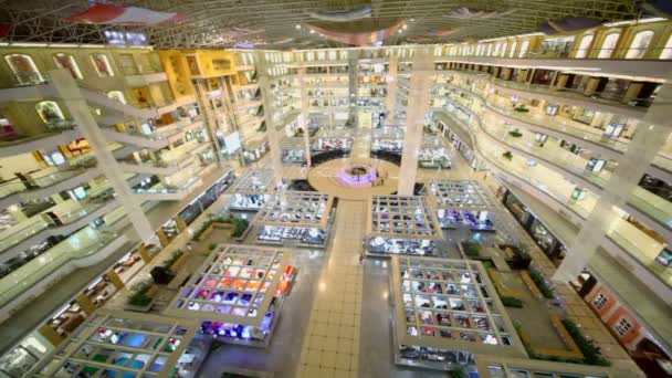 La gente camina en el centro comercial — Vídeo de stock