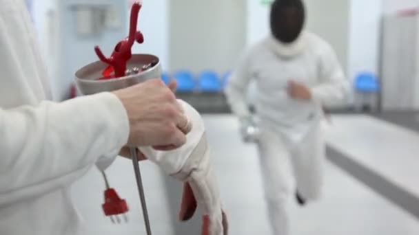 Fencer with rapier puts on glove — Stock Video