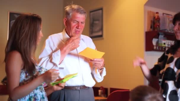 Petite-fille donne enveloppes grand-père 