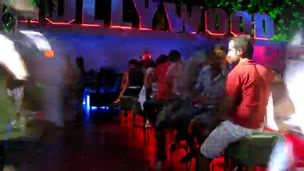 年轻人在酒吧 — 图库视频影像