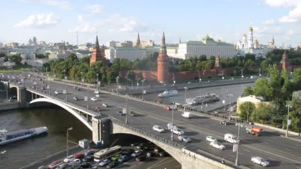 Big Stone bridge in front of Kremlin — Stock Video