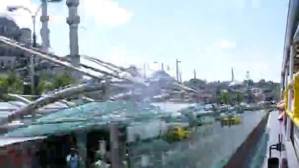 巴士乘客在伊斯坦布尔的街道上 — 图库视频影像
