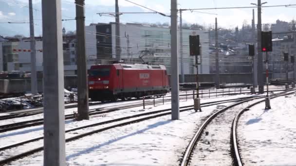 Kırmızı lokomotif tren istasyonunda gider — Stok video