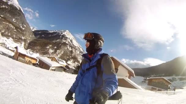 L'uomo scende sul pendio verso il fondo della montagna . — Video Stock