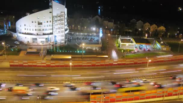 Tráfico nocturno en puente — Vídeos de Stock