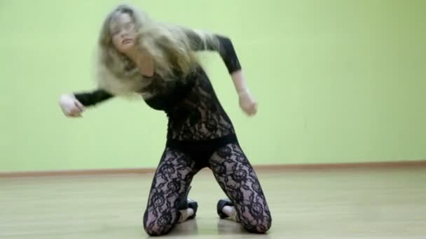 Beautiful girl in lace dress dances — Stock Video