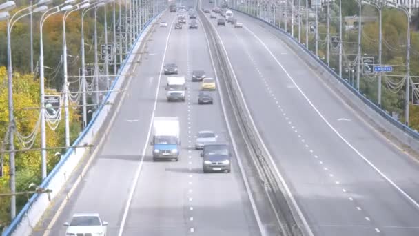 Voitures conduisant sur le pont sur la rivière Moscou — Video