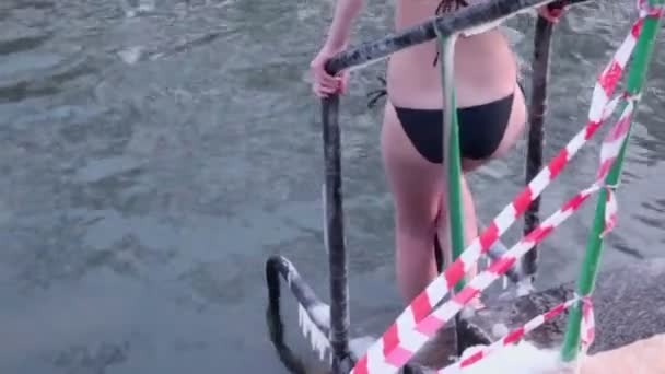Girl dips in water — Stock Video