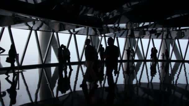 Люди ходят в темном зале — стоковое видео
