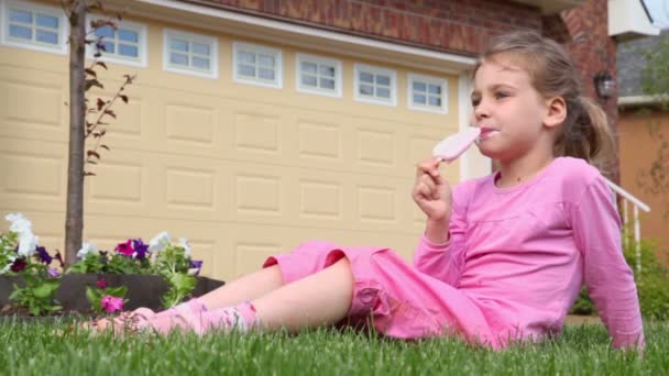 Little girl eats ice cream — Stock Video