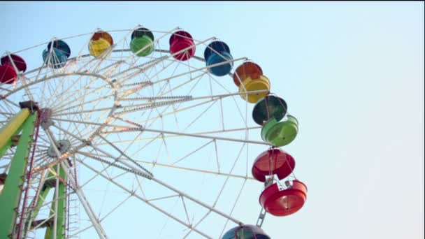 Ferris wheel spins with illumination — Stock Video