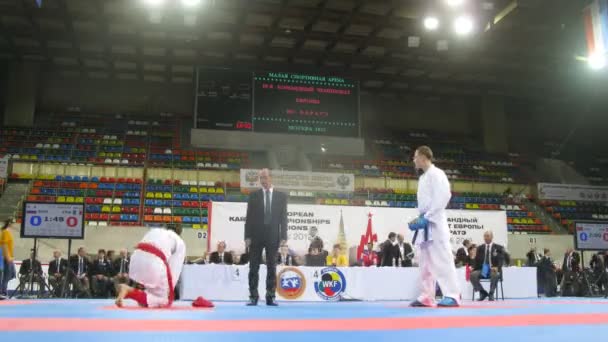 Dois karatekas participam no duelo — Vídeo de Stock