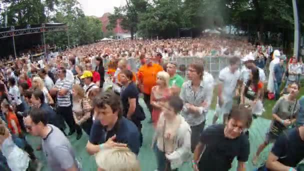 Ludzie patrzą koncert Chaif — Wideo stockowe