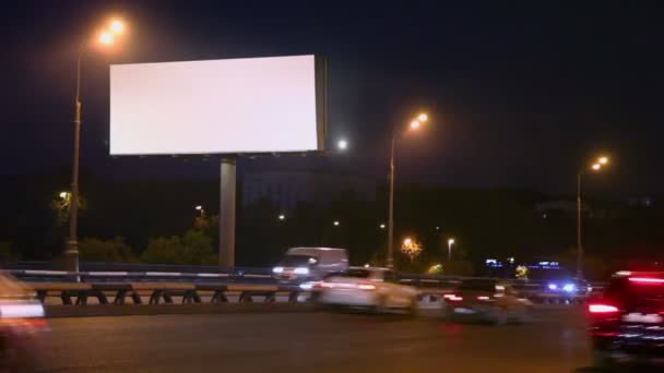 Lege reclame pijler op snelweg — Stockvideo