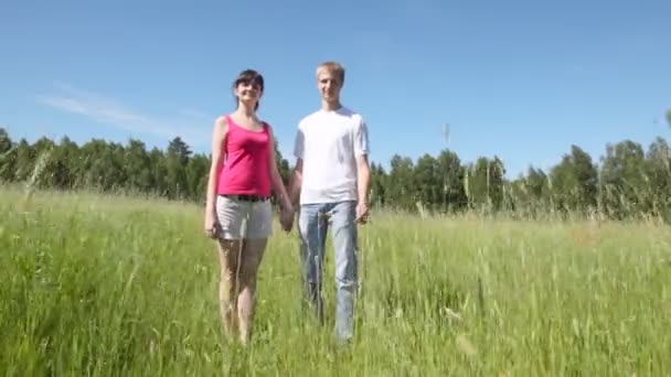 Tipo con chica en el campo — Vídeo de stock