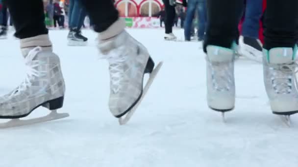 Две девушки катаются на коньках — стоковое видео