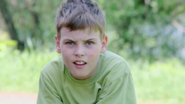 Genç oğlan görünüyor