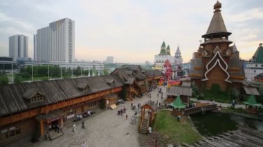 İnsanlar eğlence merkezi Kremlin tarafından yürüyüş