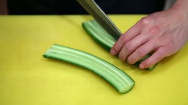 Adam salatalık yarısı bisects