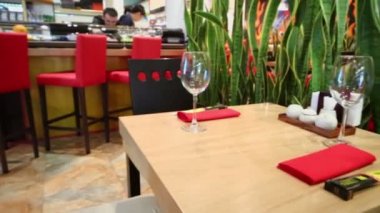 Garson ve barmenler çalışma bar