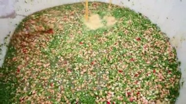 El karışımları Rus yemek okroshka